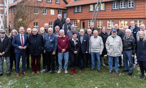 Gruppenfoto der neu ernannten Ortsheimatpflegerinnen und Ortsheimatpfleger mit dem Zweiten Bürgermeister Christian Striese.