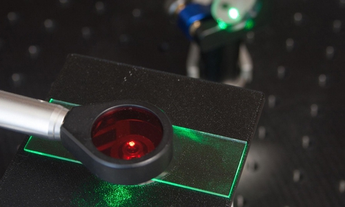 Rote Fluoreszenz eines Diamanten mit NV-Zentren.