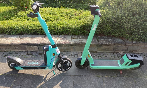 Zukünftig werden nur noch die E-Scooter des Anbieters Tier (li) in Peine zu finden sein. Symbolbild