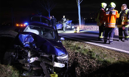 Die Fahrzeuge wurden bei dem Unfall erheblich in Mitleidenschaft gezogen.