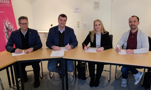 Stellen die Weichen für den Glasfaserausbau (v.li.): Thomas Wiesenhütter (verantwortlich für Kreisentwicklung,), Landrat Dr. Alexander Saipa, Sabine Köhler (Regio Managerin Fiber Nord) und Ian Merlin Becker (Key Account Manager Technik) bei der Vertragsunterzeichnung.