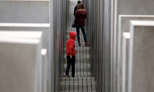 Erinnerung gegen das Vergessen - das Holocaust-Mahnmal in Berlin.