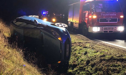 Das Auto lag bei Eintreffen der Rettungskräfte auf der Seite.