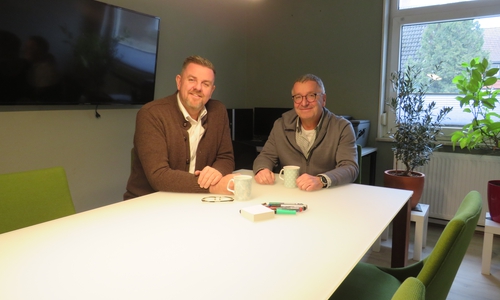 Gemeindebürgermeister Andreas Busch hat sich die Räume von Wolfgang Dittmann zeigen lassen.
