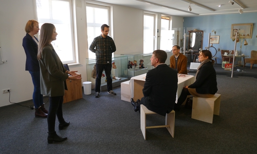 Studierende der HAWK-Fakultät Soziale Arbeit und Gesundheit stellten die Ergebnisse ihres Projekts, wie Kindern im Grundschulalter „Normen und Werte“ im Primarbereich vermitteln werden können, vor. Erste Kreisrätin Bettina Conrady (von rechts), Stadtrat Christian Axmann und Maik Zilling, Leiter des Jugendamtes beim Landkreis Peine, hörten aufmerksam zu.