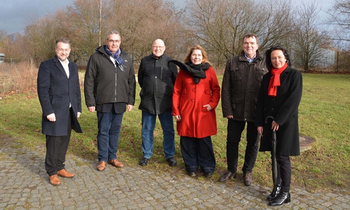 (von links) Bürgermeister Ivica Lukanic, Investor Jens Segler (bauplan), tiw-Vorsitzender Prof. Dr. Wolf-Rüdiger Umbach, Pflegeschul-Leiterin Ulrike Hennig, Klinik-Geschäftsführer Axel Burghardt und Carola Weitner-Kehl, Geschäftsführerin des tiw.