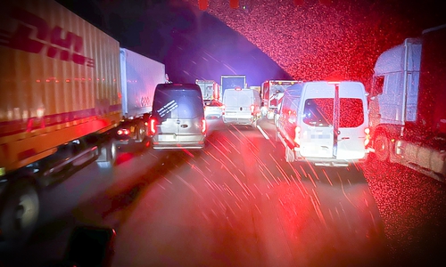 Chaos auf der Autobahn 2 bei Helmstedt. Die Rettungsgasse fehlt. Ein zügiges Durchkommen für die Einsatzfahrzeuge ist nur schwerlich möglich.