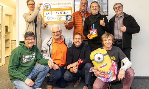 Die Punkrockband nullbock aus Salzgitter und der Verein "Wir helfen Kindern" haben die Spende an das Frauenhaus Salzgitter übergeben. 