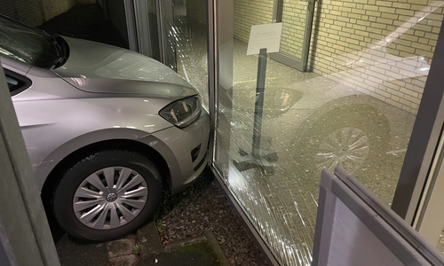 Die Fahrt des Mannes endete an der Glasscheibe des Klinikums.
