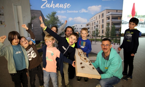 Johanes Köllmann (2.v.r) und Christian Laviola (5.v.r. hinten) präsentierten den Kindern das Modell des neuen Kletterspielplatzes in den Steimker Gärten.