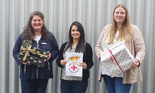 Drei von der Organisation der Wunschzettel-Aktion im DRK (von links): Christel Seigneur, Laila Refai und Frederike Schwieger, die Teamleiterin der DRK-Flüchtlkingshilfe.