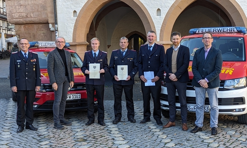 Über ihre Urkunde und Ernennungen freuen sich die Feuerwehrmänner Max Singer, Marcus Habig-Sdralek und Sebastian Kaczmarek (Bildmitte, v. li.) zusammen mit Goslars Stadtbrandmeister Christian Hellmeier (li.). Seitens der Stadtverwaltung erhielten sie von Goslars Erstem Stadtrat Dirk Becker (2. v. li), Volker Junge (re.) und dem kommissarischen Fachbereichsleiter Bürgerservice, Sven Busse (2. v. re.), die Glückwünsche.