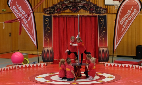 Rund 50 Kinder schlüpften im Rahmen der Ferienbetreuung in die Rollen von Zirkusartisten.