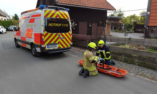 Die Feuerwehrleute bereiten die Trage vor.
