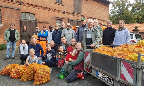 Rund 30 kleine und große Apfelsammlerinnen und Apfelsammler haben sich an der diesjährigen Apfelsammelaktion des Landkreises Wolfenbüttel beteiligt. 