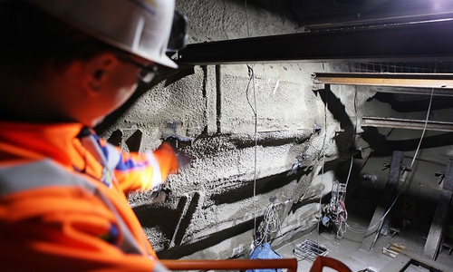 Fast 40 Meter unter der Oberfläche ist der breit aufgefahrene Doppelschacht mit Beton gesichert worden.
