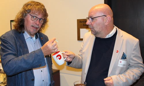 Frank Miska (SPD-Fraktionsvorsitzender im Rat der Stadt Salzgitter) zieht ebenfalls ein Los bei Marc Angerstein.