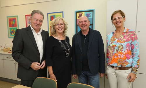 Thomas Fast, Vorstandsvorsitzender der Volksbank BRAWO Stiftung, Anette Leifert, Geschäftsführerin der Bäckerei Leifert und Botschafterin von brotZeit e.V., Hans-Jürgen Engler, Vorstandsvorsitzender brotZeit e.V., und Stefanie Tillmann, Projektleitung Förderregion Regierungsbezirk Braunschweig, besuchten am 10. Oktober 2023 im Rahmen des Projekts brotZeit die Albert-Schweitzer-Schule in Gifhorn. 