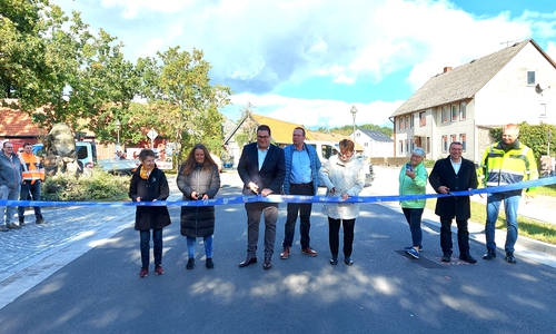 Landrat Tobias Heilmann (3. v. li.), Kreisrätin Ute Spieler (4. v. re.) und Dr. Franz-Josef Holzmüller (2. v. re.), Fachbereichsleiter Bauwesen beim Landkreis Gifhorn, haben im Beisein von Gästen die sanierte Ortsdurchfahrt Bokensdorf freigegeben.