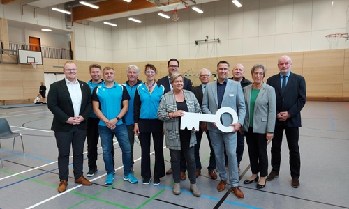 Symbolische Schlüsselübergabe am Tag der Einweihung der neuen Zweifeldsporthalle mit Zuwegungsbrücke für das Gymnasium Hankensbüttel. 