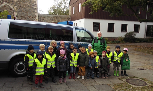 Klaus Seiffert und Silke Hitschfeld bei der Übergabe der Warnwesten und Blinkis an die Kinder der DRK-Kita Neuhaus.