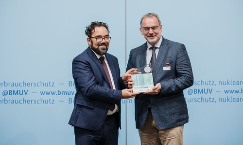 Christian Kühn (links), Parlamentarischer Staatssekretär im Bundesministerium für Umwelt, Naturschutz, nukleare Sicherheit und Verbraucherschutz, überreicht die Auszeichnung „Aufsteiger des Jahres“ an TU-Vizepräsident Prof. Dr. Manfred Krafczyk. 