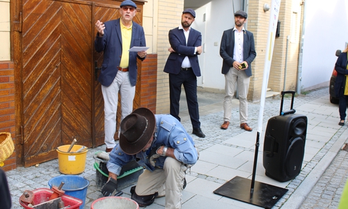 Gründer des Arbeitskreises Stolpersteine und Gedenkarbeit Manfred Saak, Bürgermeister Malte Schneider, Leiter der AG Mauern einreißen, Grenzen abbauen Hötensleben Ruben Herm und Künstler Gunter Demnig beim Verlegen des 38. Stolpersteins in Schöningen.