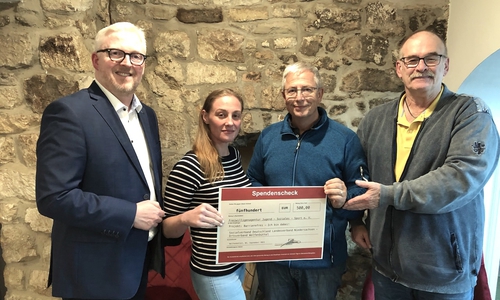 Falk Hensel, Steffi Elina Bischoff, Thomas Kühne und Joachim Weidner bei der Spendenübergabe (v. li.).