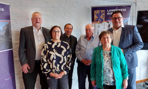 Bildunterschrift: Kreisrat Rolf Amelsberg (von links), Angela Seifert (Caritasverband Gifhorn, Mitglied der AG Armutsprävention und Krisenbewältigung), Michael Gruber (Caritasverband Gifhorn, Mitglied der AG Armutsprävention und Krisenbewältigung), Thomas Finnern (Tafel Wittingen), Edeltraud Sack (Gifhorner Tafel) und Landrat Tobias Heilmann.