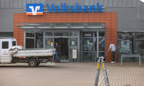 Die Volksbank-Filiale wurde durch die Explosion verwüstet.
