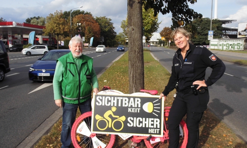 v.l.: Klaus Seiffert von der Verkehrswacht Wolfsburg und Silke Hitschfeld von der Polizei Wolfsburg.