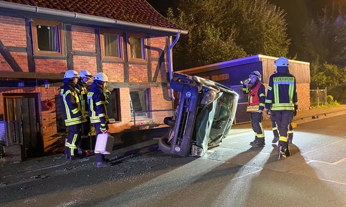 Der Wagen war auf der Seite gelandet.