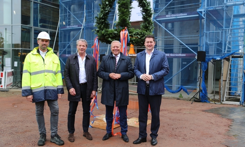  Polier Andreas Maniora, Architekt Stefan Giesler, Jürgen Brinkmann (Vorstandsvorsitzender Volksbank BRAWO) und Braunschweigs Oberbürgermeister Dr. Thorsten Kornblum feierten mit zahlreichen Gästen Richtfest am BRAWO Schlosscarree.