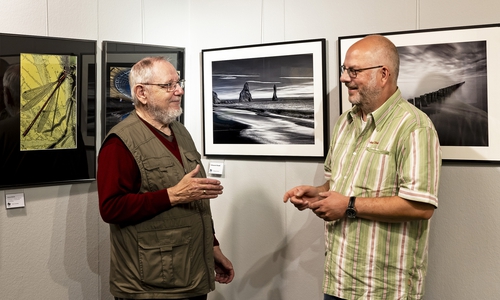 Im Austausch über die Fotoschau: Peter Riewaldt vom Fotoclub Wolfsburg (links) und Dr. Arne Steinert vom Stadtmuseum im M2K.