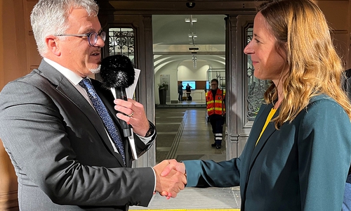 Amtsinhaber Hans Jürgen Pütsch gratulierte seiner Nachfolgerin zum Wahlsieg.