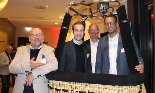 regionalHeute.de Geschäftsführer Marc Angerstein (links) freut sich mit den Gewinnern der Ballonfahrt Lars Alt (2.v.l.) und Dirk Oppermann (rechts). Detlef Quidde von Oker-Ballooning nahm sie schon einmal mit in den Korb.
