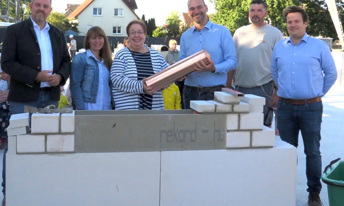Bürgermeister Andreas Busch, Dina Schulze-Latta (stellv. Ortsbürgermeisterin Essenrode), Sabine Günther (Kitaleitung), Marco Schulz (Bauamtsleiter), Dirk Hasselberg (Polier Firma Max Müller) und Nikolas Hilmer (Die Planschmiede2KS) (v. li.).