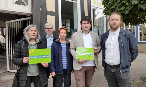 Die Grünen Ulrike Siemens, Stefan Brix, Beate Zgonc, Nico Söhnel und Leonhard Pröttel senden im Namen ihrer Partei ein Zeichen.