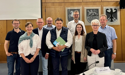 Große Freude nach den Beschlussfassungen des Stiftungsrates bei den noch anwesenden Stiftungsmitgliedern (von links): Marten Schrader (Stiftungsrat), Dr. Ulrike Witt (Stiftungsrat – Vertreterin des Landes), Dirk Neumann (Stiftungsvorstand), Sven Volkers (Leitung Stiftungsverwaltung), Uwe Schäfer (Stiftungsratsvorsitzender), Axel Szybay (Stiftungsvorstand), Antonia Aulbert (Stiftungsrat – Vertreterin des Bundes), Christiana Steinbrügge (Stiftungsvorstandsvorsitzende) und Prof. Dr. Gert Bikker (Stiftungsrat).