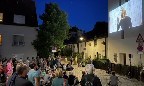 WALL IS A SCREEN macht die Stadt zur Leinwand.