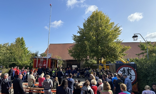 Voller Hof zur Begrüßung zu Beginn Veranstaltung.