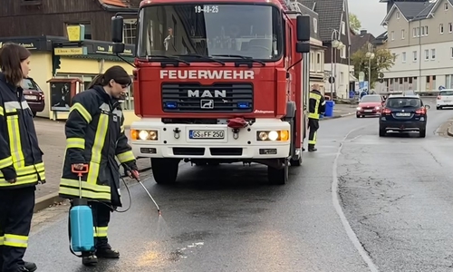 Die Feuerwehr war wegen der Ölspur im Einsatz - manche Verkehrsteilnehmer reagierten gereizt.