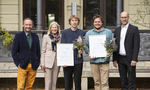 Bei der Übergabe, mit Urkunde die beiden Stipendiaten: Timo Hoheisel und Dominik Kuschmieder.