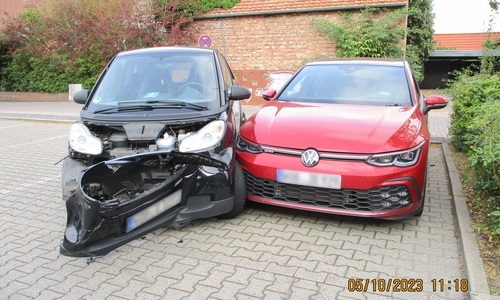 Die Polizei sucht Zeugen zu einer Unfallflucht auf einem Parkplatz.