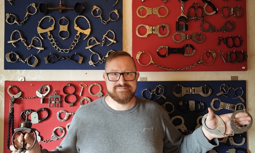 Axel Waterkamp sammelt seit über 20 Jahren Handschellen und andere Fesselinstrumente aus der ganzen Welt