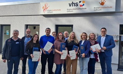Tobias Heilmann, Landrat des Landkreises Gifhorn (rechts), überreichte den Engagementlotsen vor der Außenstelle Wittingen der Kreisvolkshochschule Gifhorn ihre Zertifikate.