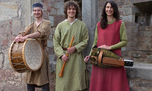 Die „Gruppe Gugelhupf“ bietet an beiden Tagen weltliche und höfische Tänze und Lieder aus Frankreich, Italien, Spanien, England und Deutschland.