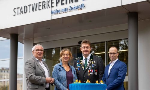 v.l. Helmut Zimmermann, 1. Vorsitzender der Hospizbewegung Peine, Petra Karger, Heckenrose Peine, Bürgerschaffer Thomas Weitling, Geschäftsführer Ralf Schürmann.