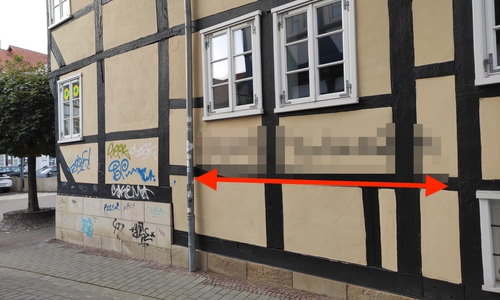 Großflächig sprühte eine noch unbekannte Person eine Hassbotschaft an die Hauswand des Grünen Parteibüros in der Lohenstraße.