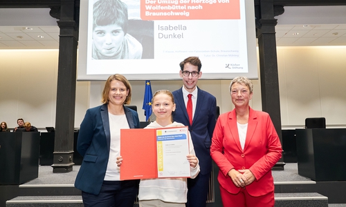 Kultusministerin Julia Willie Hamburg (links) und Landtagspräsidentin Hanna Weber (rechts) zeichneten die Braunschweiger Schule aus. Geschichtslehrer Dr. Christian Mühling mit Schülerin in der Mitte.
